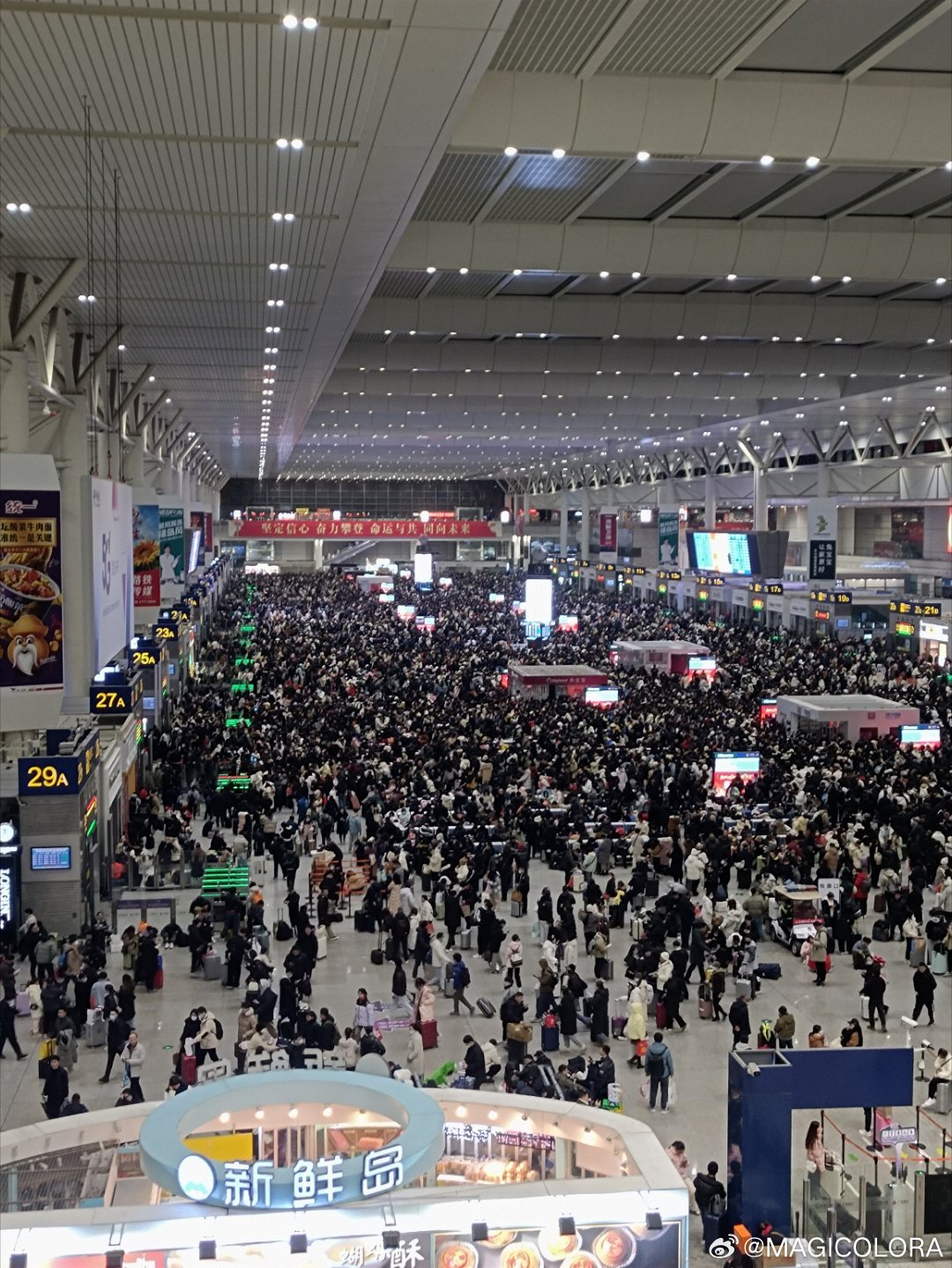 虹桥站凌晨依旧人山人海，繁华都市的活力与节奏