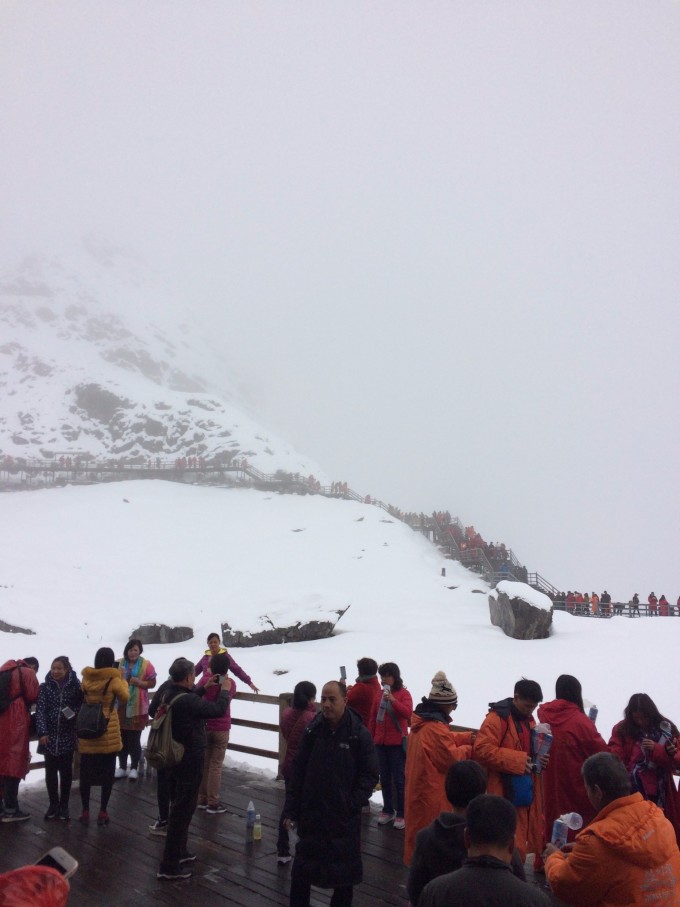 玉龙雪山大雪中遭遇的拥堵风波