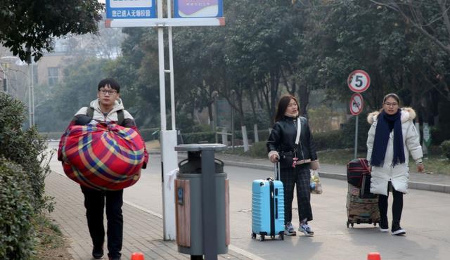 大学生回家，行李箱秒变衣柜，潮流还是挑战？