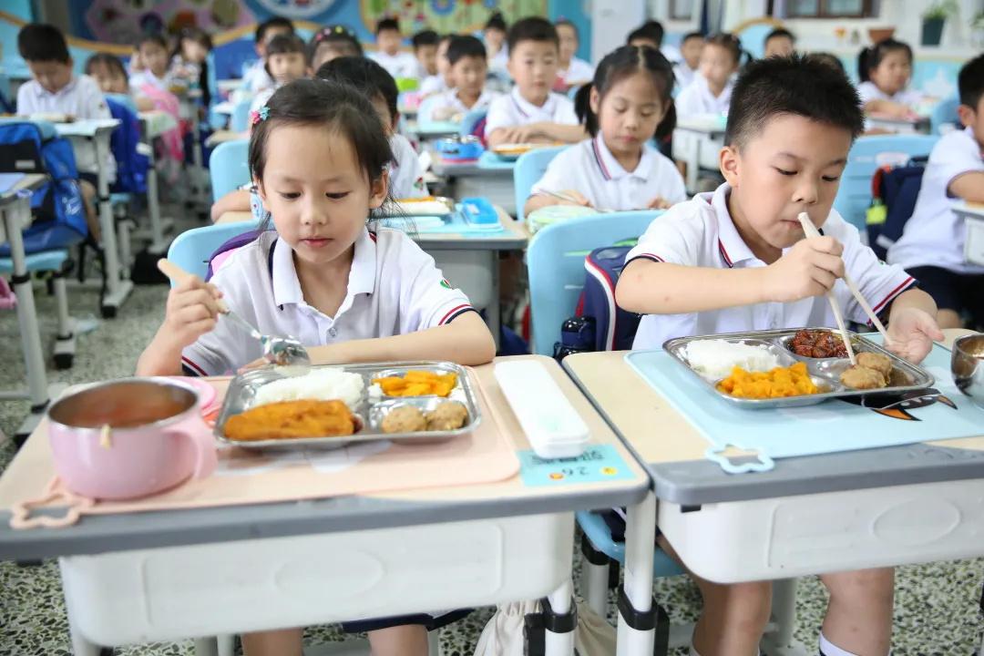 震惊！上海中小学午餐大变革，AB制模式背后隐藏的真相竟让家长忧心忡忡？