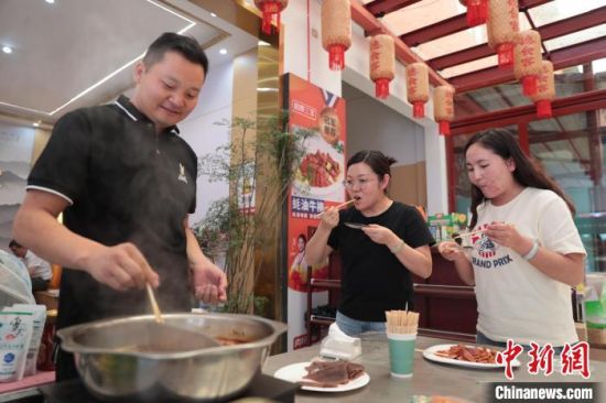 暖心！老板送菜感恩，竟发现食客是儿子的救命恩人！